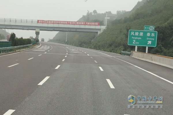 自出發(fā)開始，奔馳卡車和駕駛員遇到了最嚴(yán)厲的挑戰(zhàn)，連續(xù)的上下坡加上長時間的上下坡，非?？简?yàn)駕駛員駕駛技巧和奔馳卡車的動力性