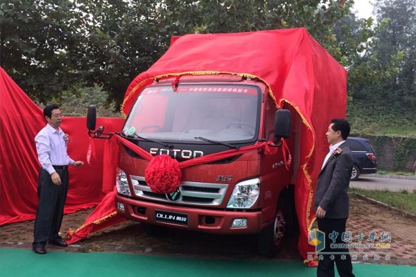 領(lǐng)導嘉賓為奧鈴國四新品揭幕