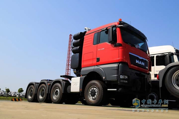 國(guó)內(nèi)首輛MAN TGX41.680大件牽引車到港