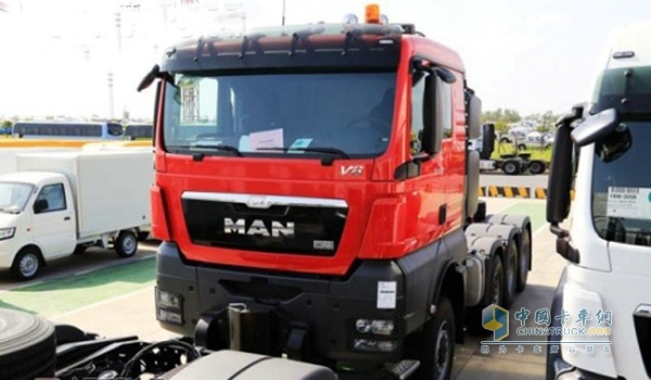 國(guó)內(nèi)首輛MAN TGX41.680大件牽引車到港