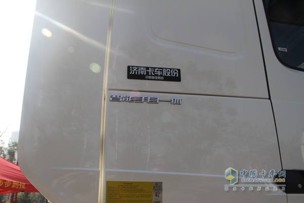 中國(guó)重汽HOWO-T7AMT牽引車