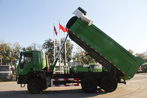上汽依維柯紅巖 新金剛 上柴320馬力 智能渣土車(chē)