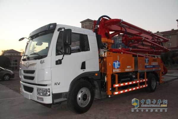 一汽解放青島 龍V 204馬力 4X2 國(guó)四水泥泵車(chē)