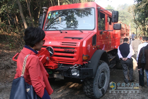 近距離感受越野之王烏尼莫克救援車 超越期待不負(fù)眾托
