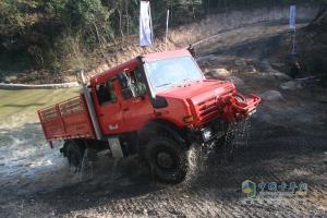 近距離感受越野之王烏尼莫克救援車 超越期待不負(fù)眾托