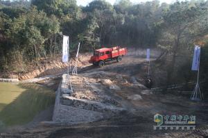 近距離感受越野之王烏尼莫克救援車 超越期待不負(fù)眾托
