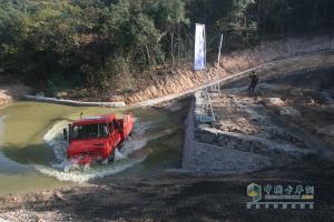 近距離感受越野之王烏尼莫克救援車 超越期待不負(fù)眾托