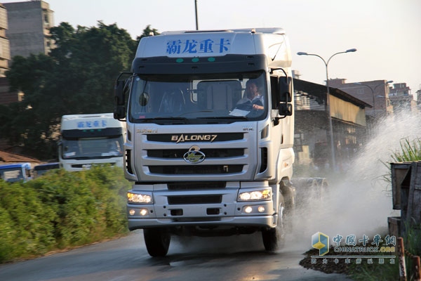 東風(fēng)柳汽M7高速版重卡迎歐洲冠軍車隊試駕體驗
