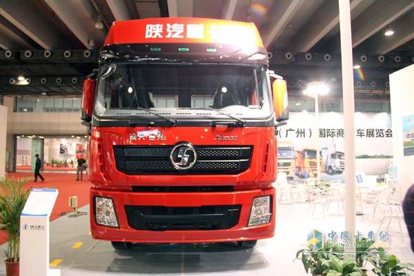 廣州車展；陜汽重卡攜德龍牽引車和智能渣土車亮相