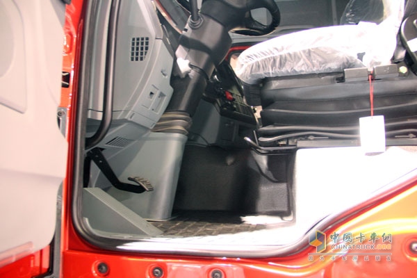廣州車展；陜汽重卡攜德龍牽引車和智能渣土車亮相