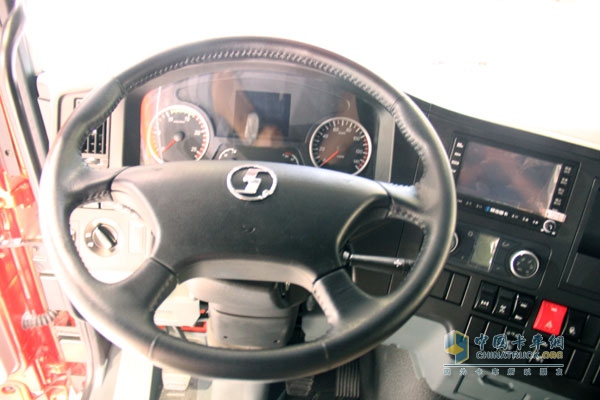 廣州車展；陜汽重卡攜德龍牽引車和智能渣土車亮相