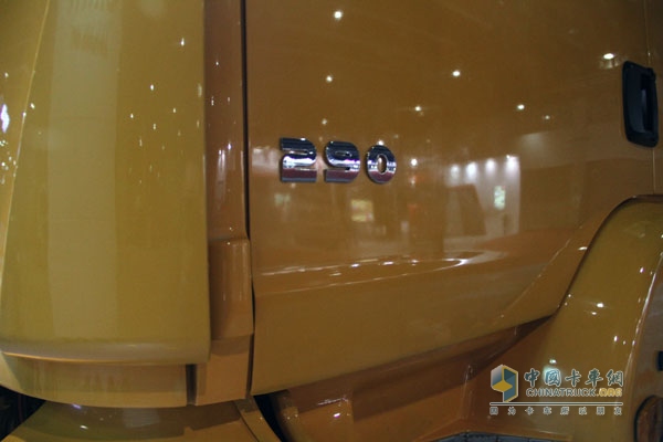 廣州車展；陜汽重卡攜德龍牽引車和智能渣土車亮相