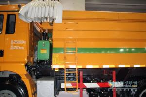 廣州車展；陜汽重卡攜德龍牽引車和智能渣土車亮相