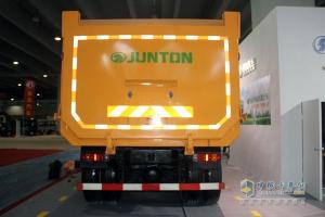 廣州車展；陜汽重卡攜德龍牽引車和智能渣土車亮相