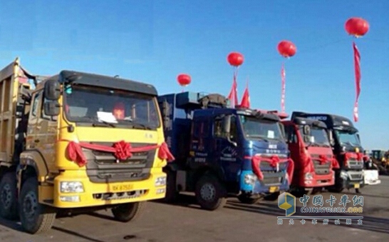 T7H自動擋牽引車、豪瀚J5G8×4輕量化自卸車、T7H8×4自卸車、豪瀚后推式自卸車