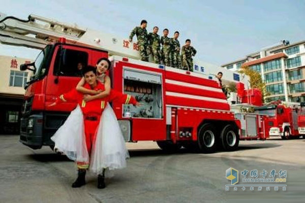 奔馳系列消防車專用底盤是奔馳先進(jìn)設(shè)計(jì)、精湛工藝及卓越品質(zhì)的結(jié)晶