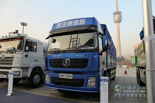 陜汽重卡 德龍X3000 康明斯345馬力 8X4 復(fù)合版?zhèn)}柵車