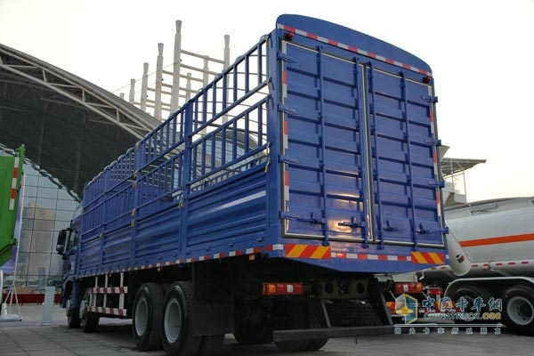 陜汽重卡 德龍X3000 康明斯345馬力 8X4 復(fù)合版?zhèn)}柵車