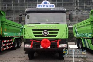 上汽依維柯紅巖新金剛 6×4 310馬力國(guó)Ⅳ城市渣土車