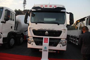 中國(guó)重汽 T5G 336馬力 8X4 液罐車(chē)