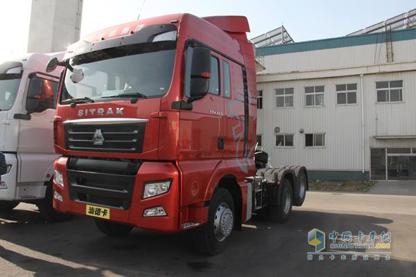 重汽SITARK?汕德卡440馬力6X2牽引車外觀