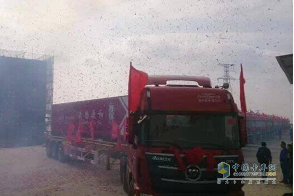 福田戴姆勒汽車(chē)100臺(tái)歐曼GTL超能版交付云南和源農(nóng)業(yè)物流