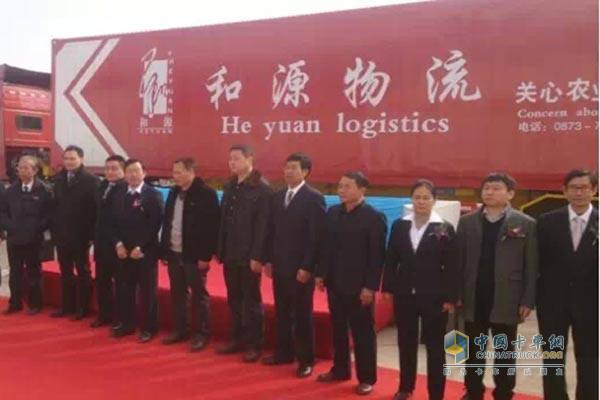福田戴姆勒汽車(chē)100臺(tái)歐曼GTL超能版交付云南和源農(nóng)業(yè)物流