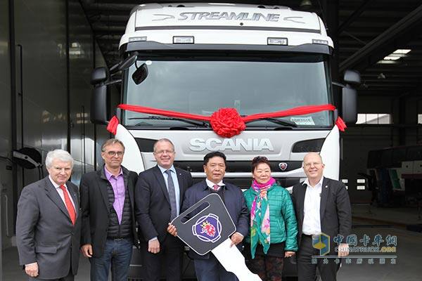 斯堪尼亞廣州直營(yíng)經(jīng)銷商交付第一百臺(tái)卡車