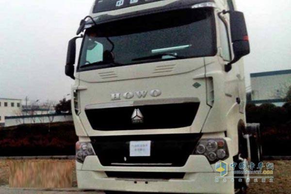 中國(guó)重汽T7H LNG牽引車諜照