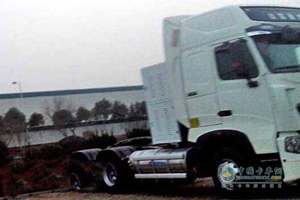 中國(guó)重汽T7H LNG牽引車諜照