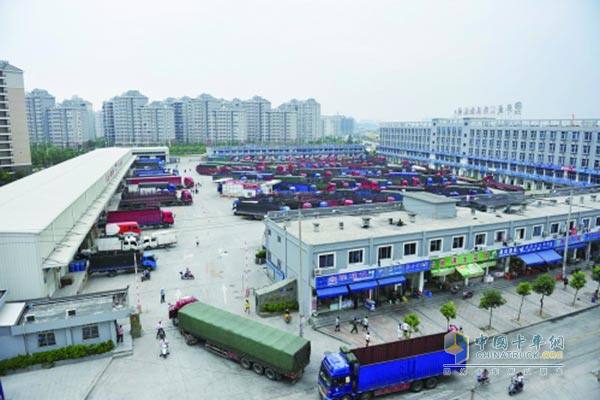 面對油價十三連跌 公路物流企業(yè)固守還是突圍