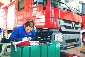 梅賽德斯—奔馳卡車(chē)為節(jié)日消防安全保駕護(hù)航