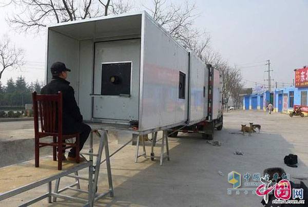 圖為一名攝影愛好者正在調試超級照相機