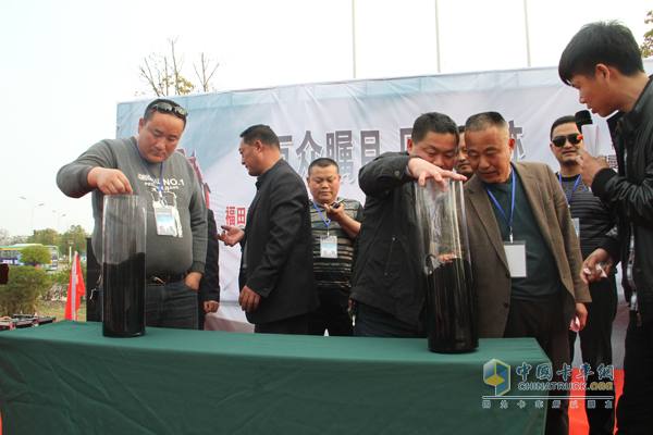 分析對比機(jī)油情況（左為超能版十萬公里機(jī)油，右為某重卡一萬公里機(jī)油）