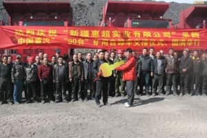 中國重汽銷售部90輛礦用自卸車交付新疆用戶