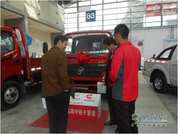 歐馬可工作人員為用戶解答問(wèn)題