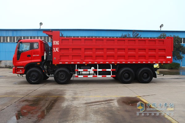 福田瑞沃 濰柴336馬力 8X4 國(guó)四 重載型工程車