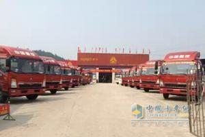 現(xiàn)場(chǎng)訂車(chē)11臺(tái) 四川南充HOWO輕卡開(kāi)槌送驚喜