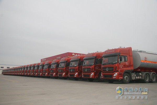 金浩物流購(gòu)買的東風(fēng)天龍?；愤\(yùn)輸車