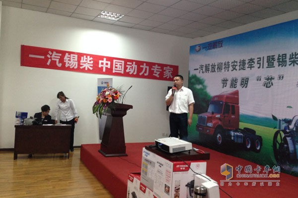 錫柴京津冀事業(yè)部品牌經理徐歡向用戶講解錫柴發(fā)動機