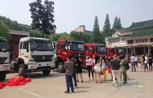 客戶現(xiàn)場觀看參展車輛