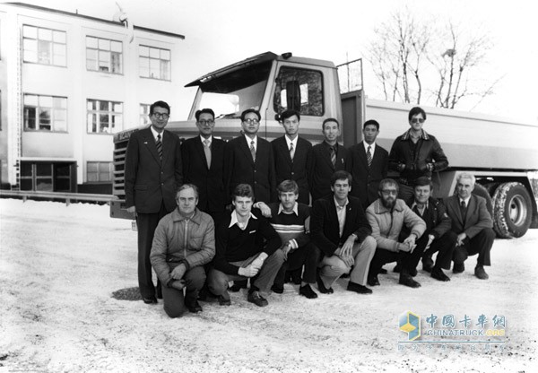1980年瑞典斯堪尼亞售后服務(wù)學(xué)校，中國林業(yè)部代表團與授課教師合影