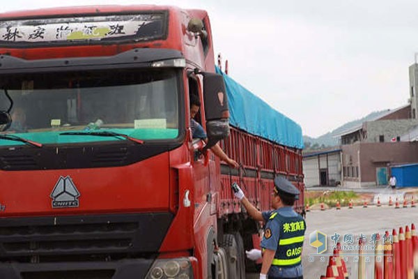 湖南省高速公路管理局郴州管理處路政大隊在高速公路服務區(qū)查處超限超載車輛