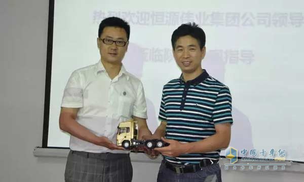 陜重汽汽車工程研究院副院長邵國強向恒源偉業(yè)集團(tuán)副總裁劉振雄贈送3000車模