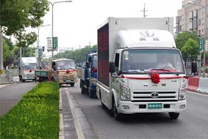綠色奧馳萬里行車隊(duì)駛?cè)肷虾?>
                        <div   id=