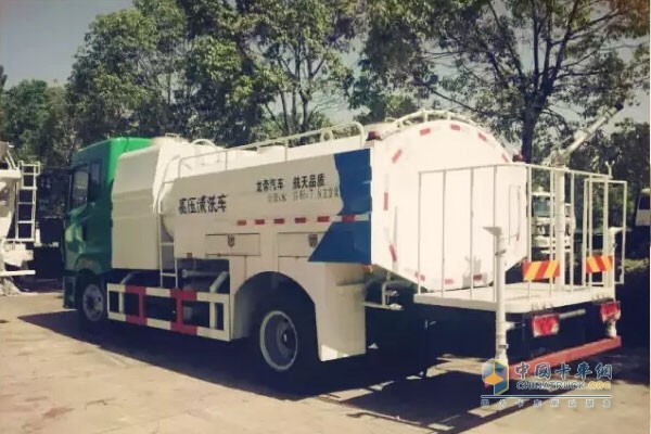 裝配華菱漢馬H3底盤(pán)高壓清洗、綠化噴灑兩用車(chē)型下線