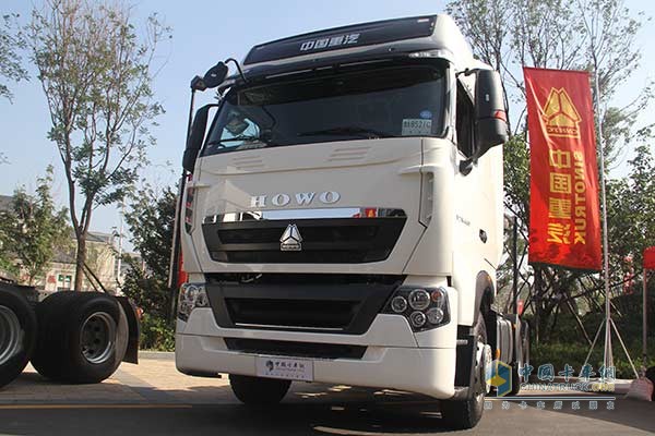 中國重汽380馬力6X2豪沃牽引車