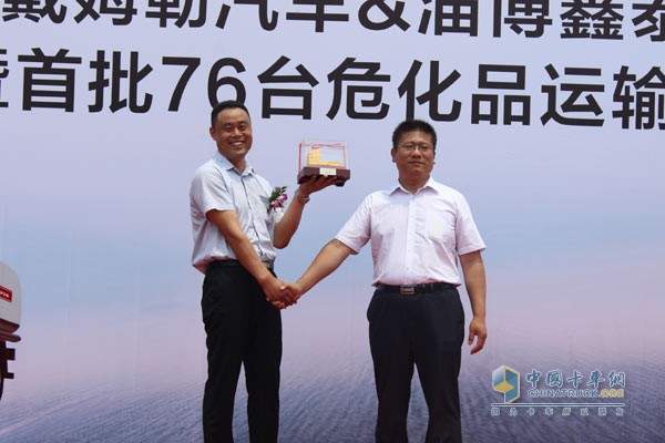 批76臺(tái)?；愤\(yùn)輸超能版牽引車交車儀式