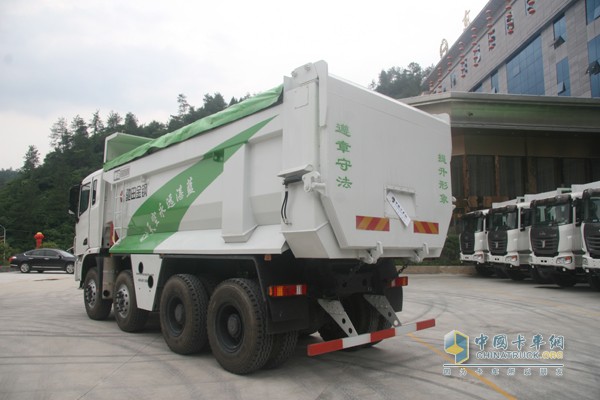 聯(lián)合卡車攜手馳田金鋼推出中國首款4軸智能環(huán)保渣土車