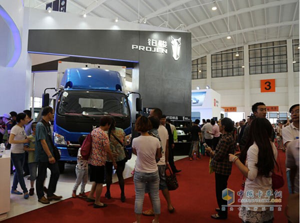 力帆時(shí)駿集團(tuán)鉑駿卡車亮相南博會